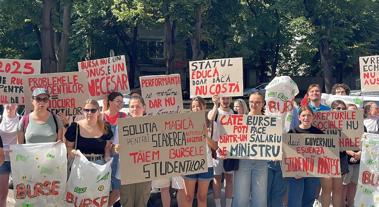 Studenții din România protestează împotriva micșorării burselor.