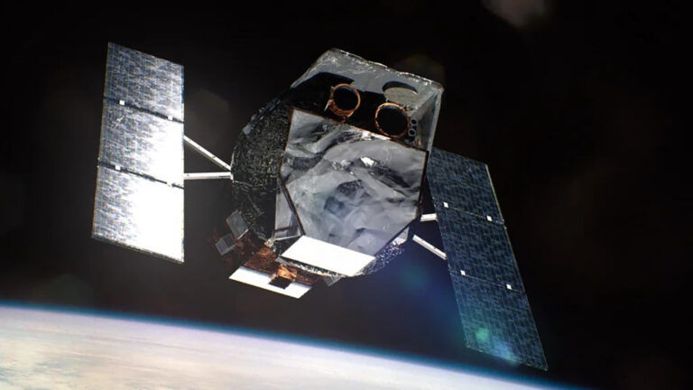 NASA приступает к спасению падающего на Землю космического телескопа Swift.