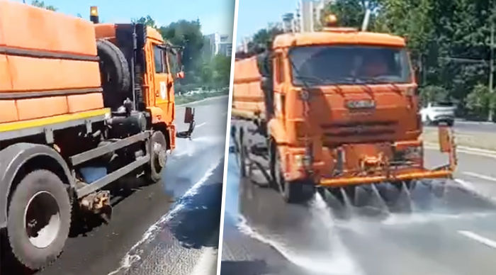 В жару улицы Кишинева поливают водой.