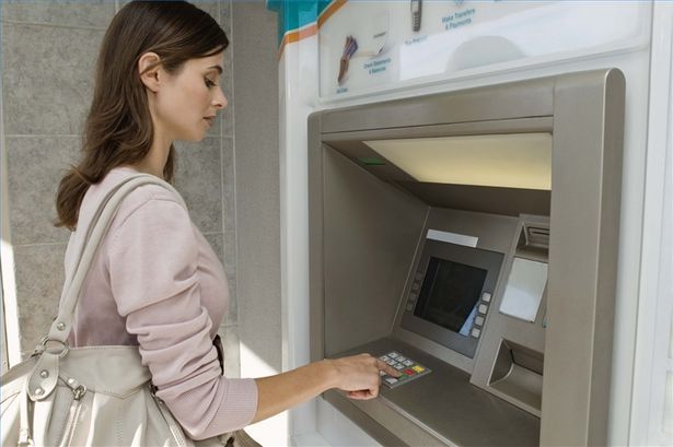 Cele mai mari comisioane la retragerea numerarului din ATM-urile altor bănci le percepe Moldova-Agroindbank și Mobiasbanca. Foto: socialaudit.ca