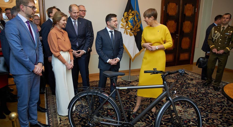 Президент Эстонии подарила Зеленскому электровелосипед. 