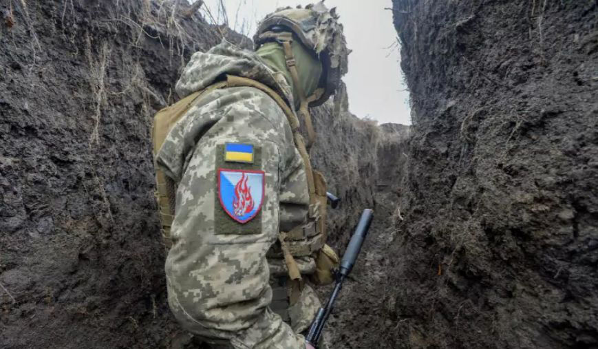 Армия Украины роет окопы на границе с Беларусью.