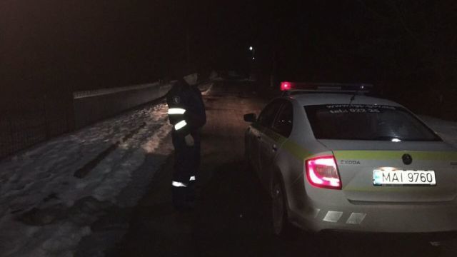 Патрульные инспекторы наполнили его бак бензином и сопроводили домой.