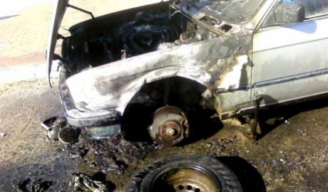 O maşină de marcă Mercedes a luat foc ieri pe o stradă din oraşul Camenca.