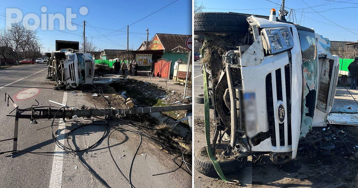 Accident în Găgăuzia: Șoferul unui microbuz a adormit la volan și s-a izbit de un pilon electric.