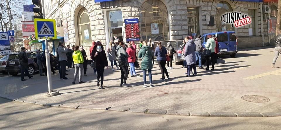 На некоторых улицах собрались десятки горожан, многие из них в возрасте. 