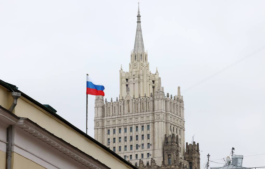 МИД РФ объявил персонами нон грата 10 сотрудников посольства Румынии в Москве.