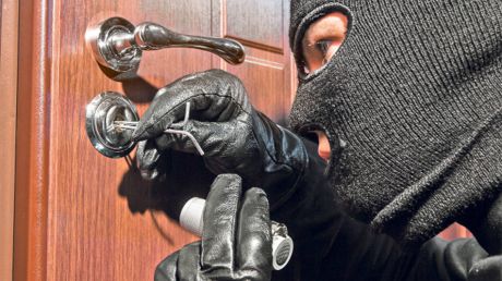 A auzit sirena poliţiei şi a sărit pe geam de la etaj. Foto: floresti24.ro