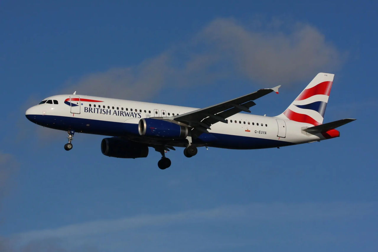 Самолёт British Airways совершил экстренную посадку в Отопень из-за задымления.