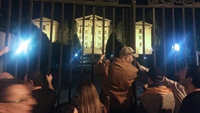 Протестующие окружили здание парламента Армении.