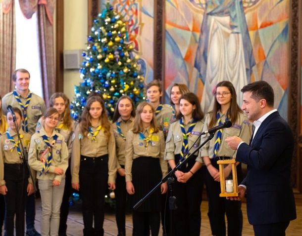 Украинские скауты передали Зеленскому Вифлеемский огонь.