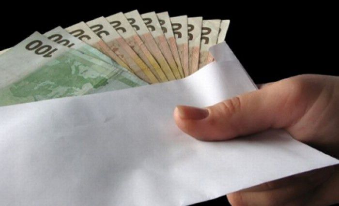Directorului Întreprinderii pentru Silvicultură Edineţ şi fiul acestuia au fost reţinuţi pentru 72 de ore pentru luare de mită.