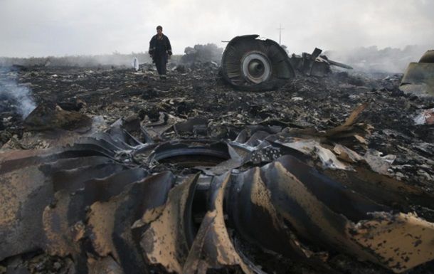 Pe Internet au apărut imagini realizate la câteva minute după prăbușirea zborului MH17 în estul Ucrainei, la 17 iulie 2014.