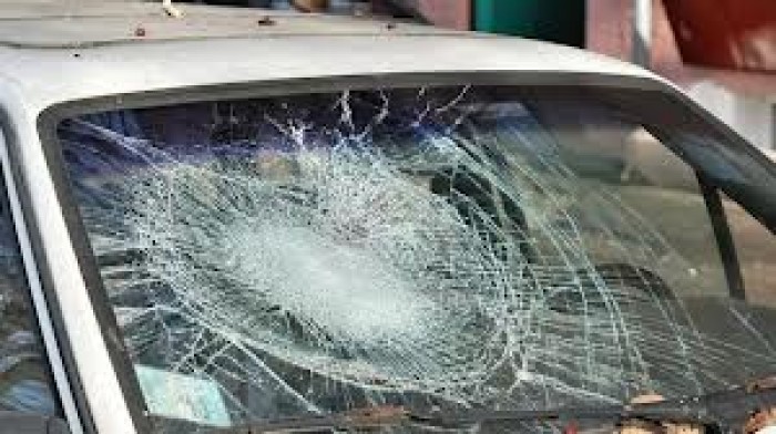 Două mașini s-au ciocnit, iar una dintre autoturisme a fost proiectată pe trotuar unde a dat peste o familie cu doi copii.