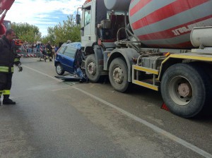 Nu se cunosc, deocamdată, cauzele accidentului. Potrivit martorilor, şoferul ar fi pierdut controlul asupra volanului.