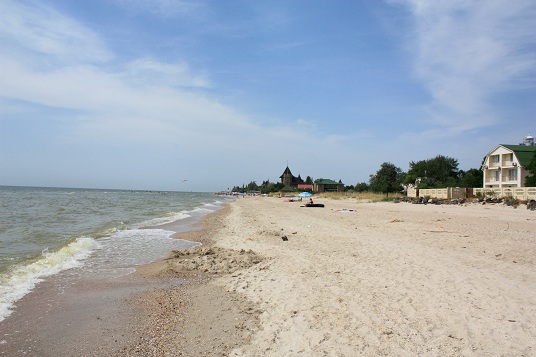 Отдохнуть большой компанией у моря лучше всего снимая дом. 