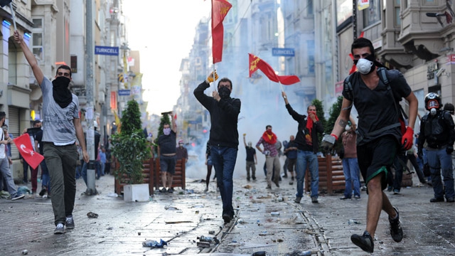 Revoltele, care s-au intensificat din cauza folosirii excesive a forţei de către poliţie, s-au transformat rapid în una dintre mai mari manifestaţii antiguvernamentale din Turcia.