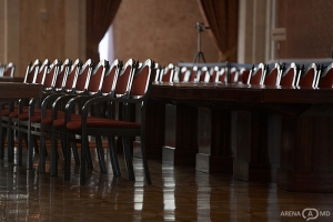 Sesizarea a fost depusă în contextul, în care deputaţii PCRM au boicotat în anul 2012 toate ședințele de Parlament, iar în anul 2011 comuniștii au admis 623 de absențe. 