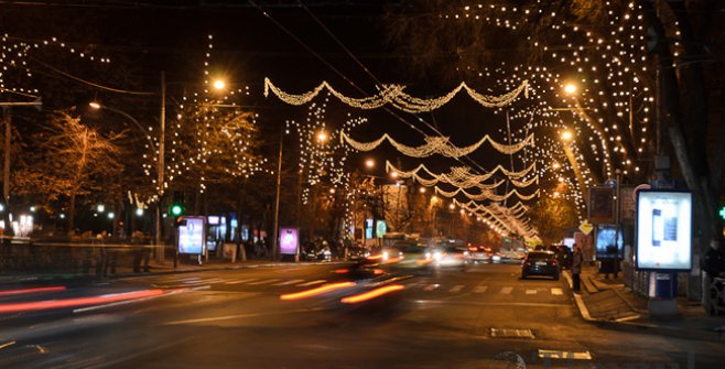 Astăzi au început lucrările de instalare a dispozitivelor de iluminare în Piața Marii Adunări Naționale.