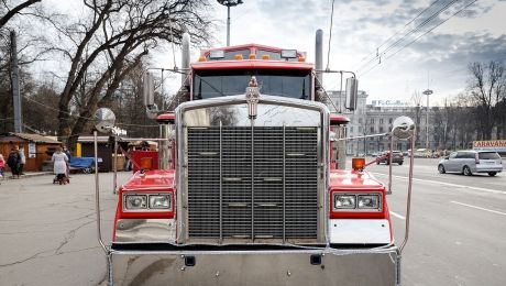 O tânără şi-a dus banii la bancă cu un camion. Poza simbol: publika.md
