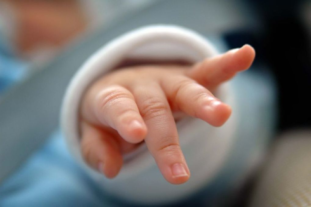 Un bebeluş de şase luni a fost ucis în bătaie pentru că nu a vrut să doarmă. 