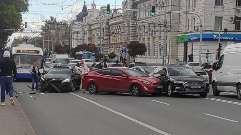 Момент ДТП с участием авто с дипломатическими номерами попал на видео.