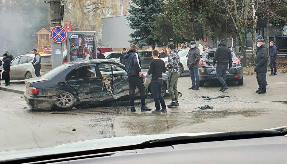 На Буюканах произошло ДТП: машина "вылетела" на тротуар.