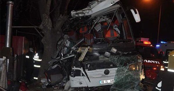 Grav accident în Turcia: Autobuz în copac. Sunt morţi şi răniţi. Foto: mediafax.ro