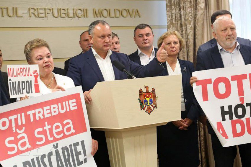 Обещаю, что если мы выиграем выборы, эти деньги вернут укравшие их бандиты, - подытожил Додон.