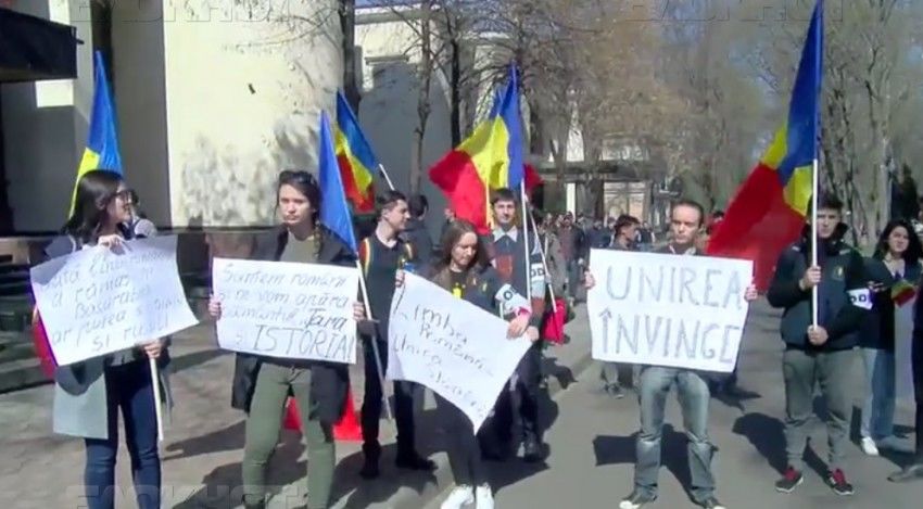 Несколько человек из унионистской общественной организации ODIP организовали сегодня акцию протеста.