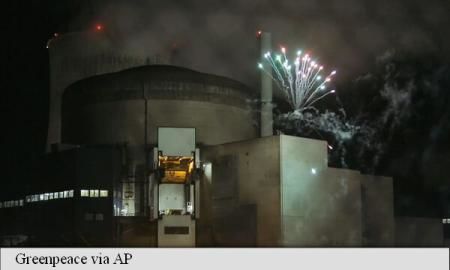 Greenpeace trage focuri de artificii la o centrală nucleară pentru a atenționa asupra breșelor de securitate. Foto: AP Photo