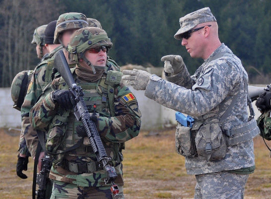 Eugen Sturza vrea o armată profesionistă, fără militari în termen.