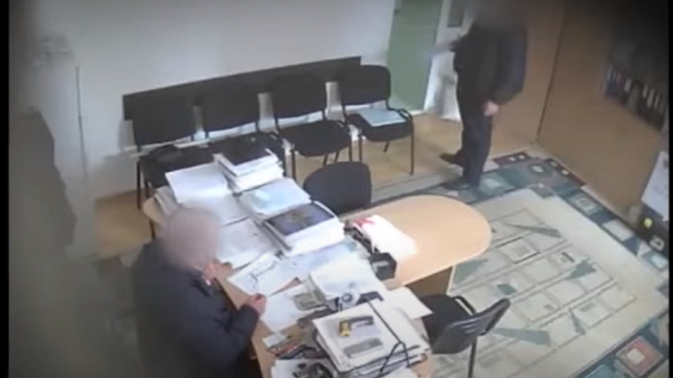 Еще один ветеринар задержан по делу о выдаче сертификатов за взятку.