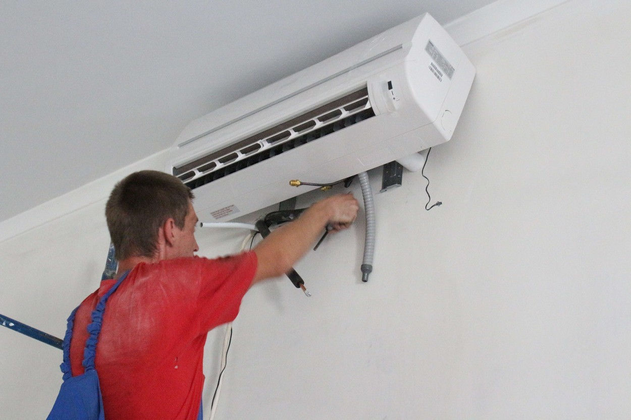 Efectele caniculei: Rând de săptămâni la instalarea aparatelor de aer condiționat.