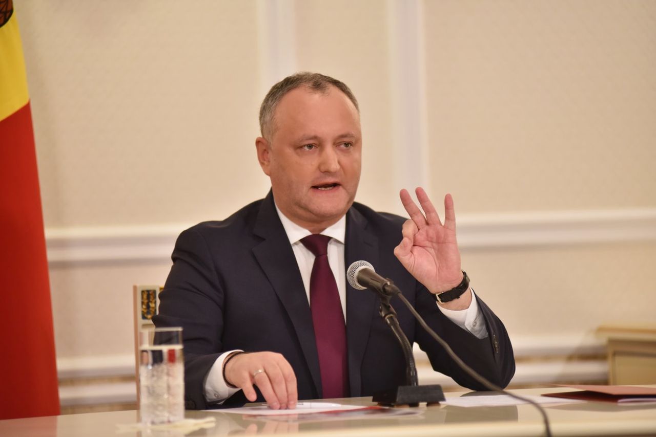 Додон примет решение об отзыве посла Молдовы в России после встречи с премьером.