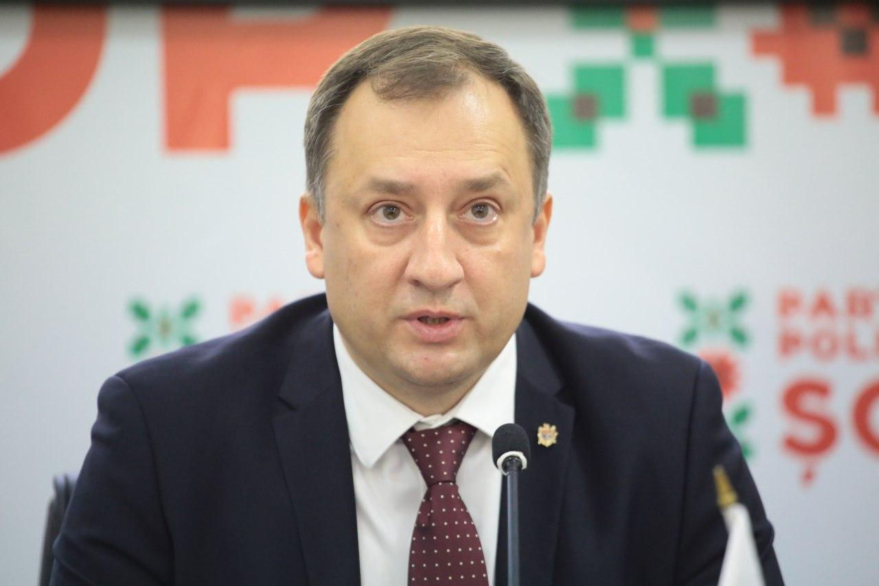 Parlamentul a suspendat plățile către Denis Ulanov din cauza absențelor nemotivate.