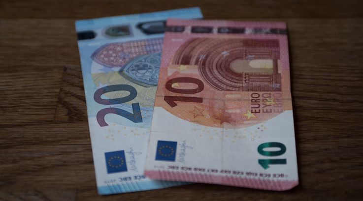 Euro va continua să se ieftinească