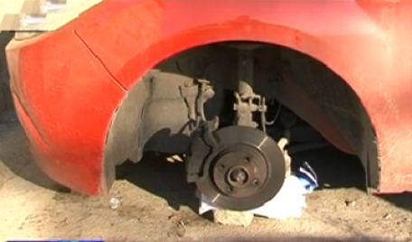 Ghinion pentru proprietarii de autoturisme care locuiesc pe bulevardul Dacia din capitală. Doisprezece chişinăuieni şi-au găsit în această dimineaţă cauciucurile de la automobile tăiate.