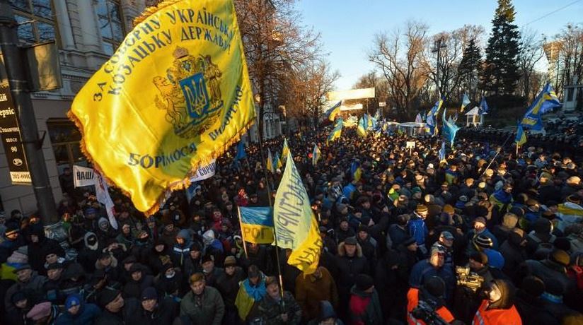 Толпа захватила здание дома профсоюзов в центре Киева и здание киевской городской администрации. Производились попытки штурма здания администрации президента.