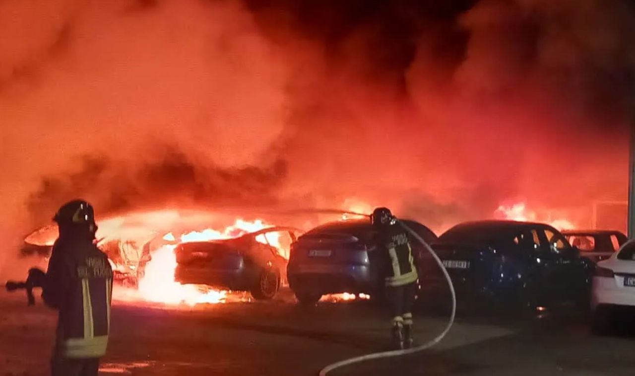 В Риме пожар в автосалоне Tesla повредил 17 автомобилей.