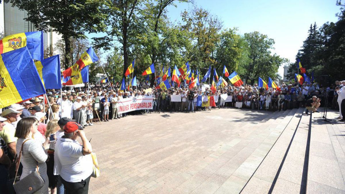 Участники акции протеста потребовали арестовать счета Плахотнюка и Додона.