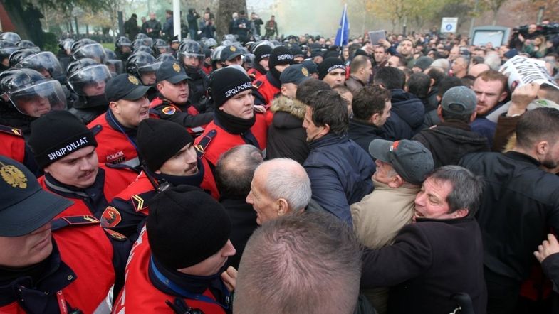 В Албании в ходе беспорядков пострадало 15 человек.