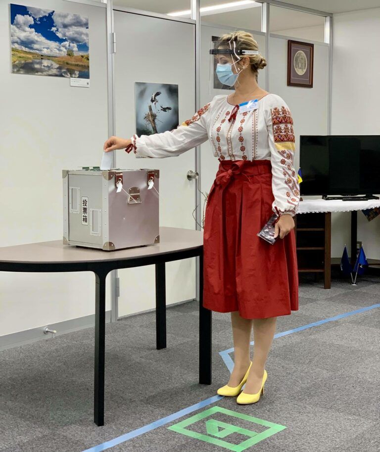 Джазовая певица первая проголосовала на президентских выборах.