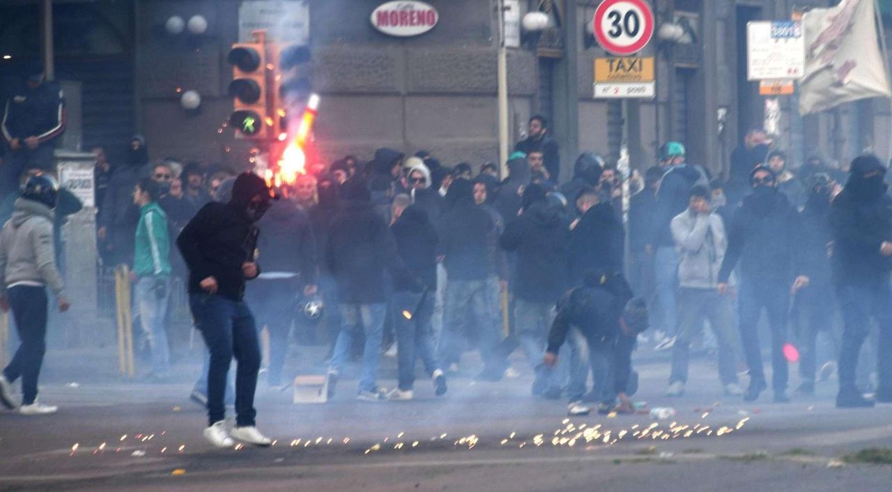 Sute de oameni au ieşit în stradă în timpul vizitei liderului formaţiunii extremiste Liga Nordului, Matteo Salvini. Foto: tgcom24.mediaset.it
