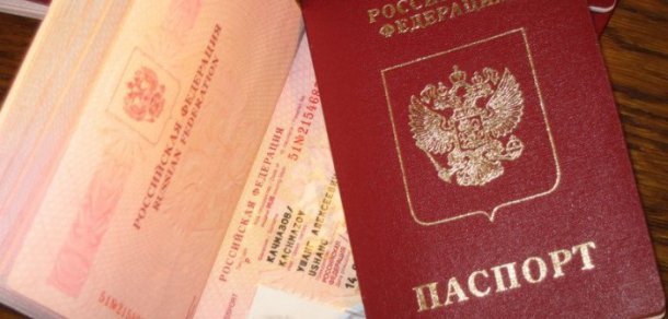 Femeia a fost reţinută în flagrant după primirea banilor, iar acum se află în arestul CNA.