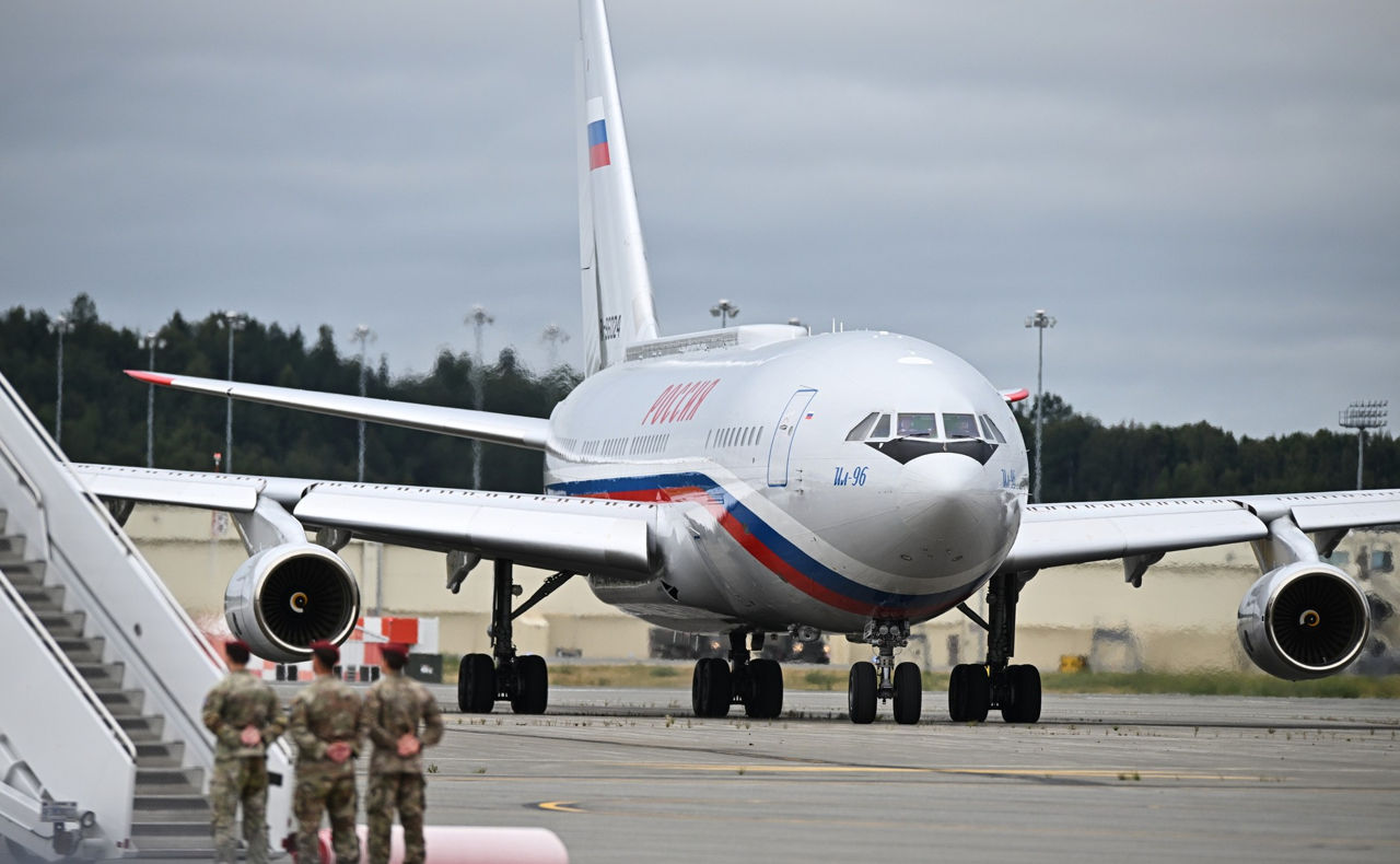 Самолет Путина на Аляске пришлось заправлять за наличные из-за санкций.