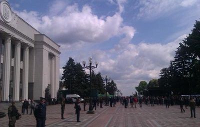 Митинги у стен парламента проводят с требованием люстрации и индексации зарплат.