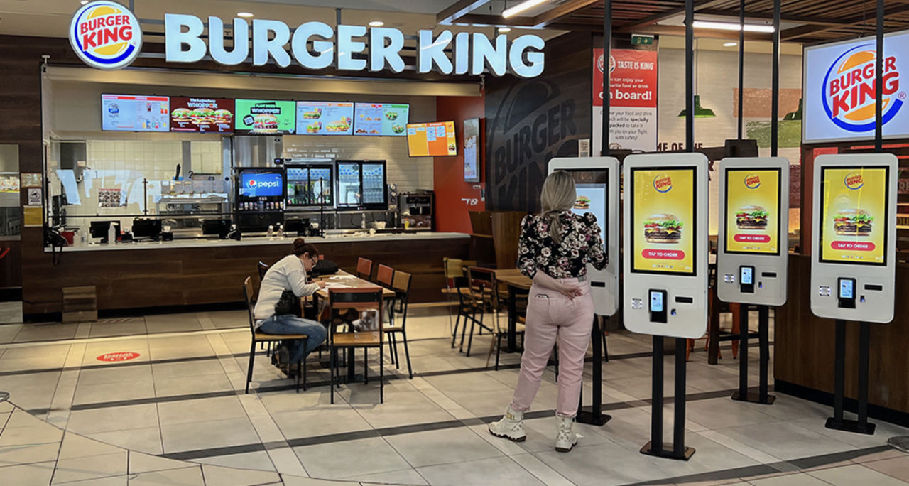 Burger King научил ИИ-бота следить за своими сотрудниками.