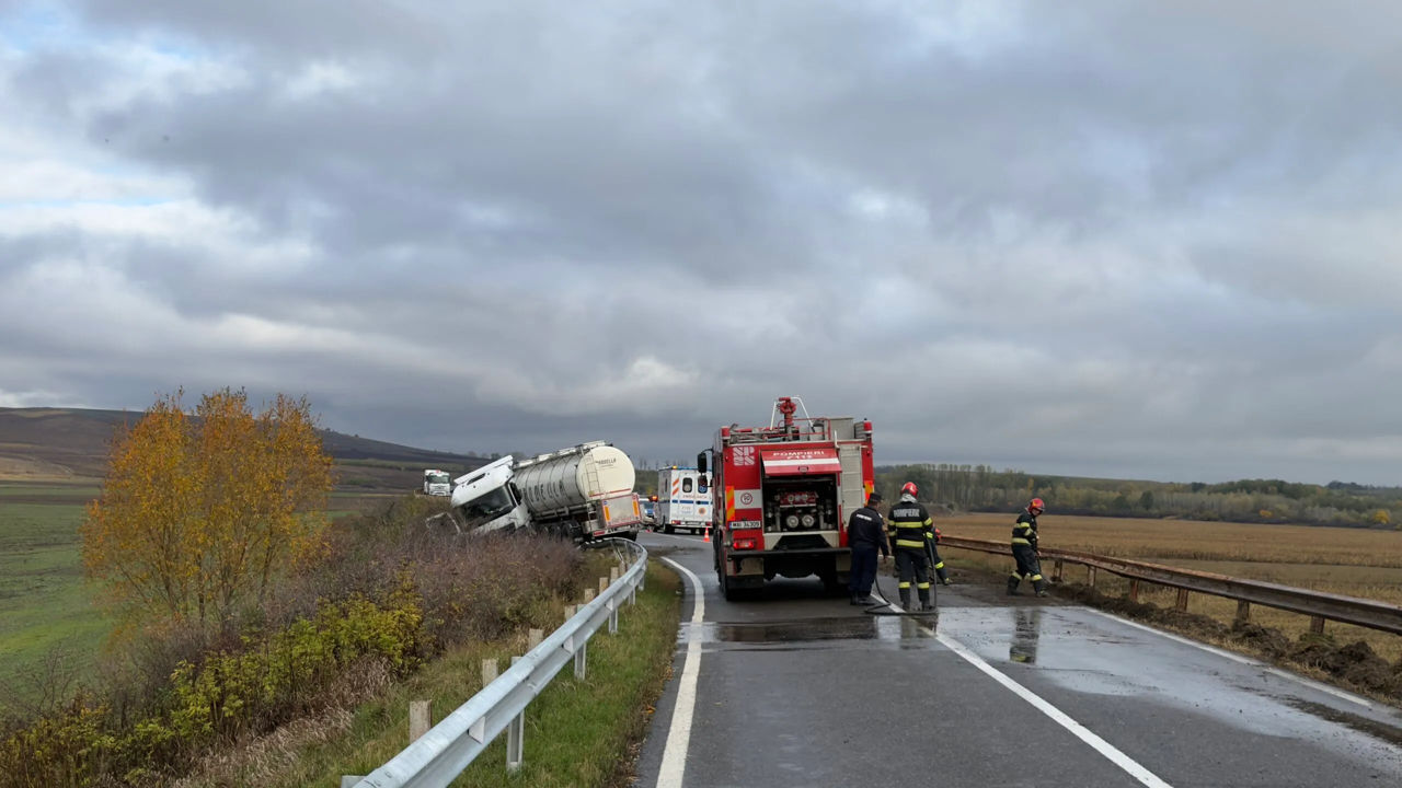 В Румынии перевернулась цистерна с вином: водитель из Молдовы заблокирован в кабине.