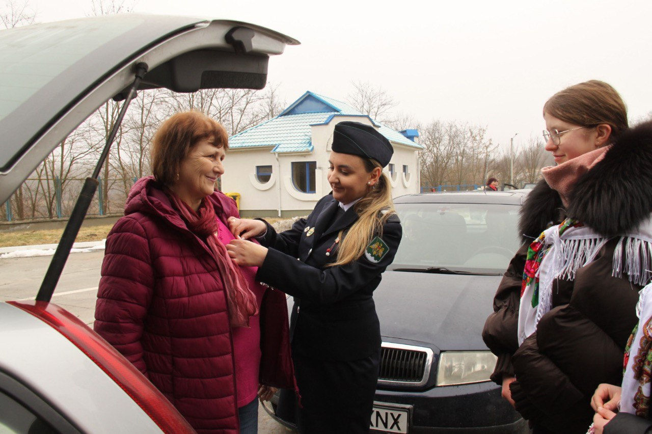 Пограничная полиция дарила гражданам на КПП мэрцишоры.